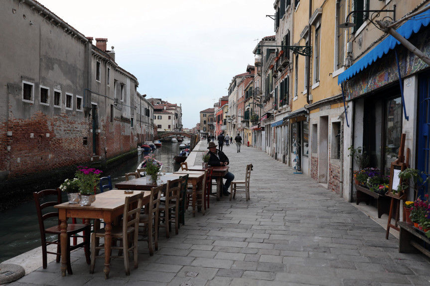 Bên ngoài quán cà phê lịch sử có tên 'Thiên đường đã mất' tại fondamenta della Misericordia vào thứ Hai ở Venice, Ý.