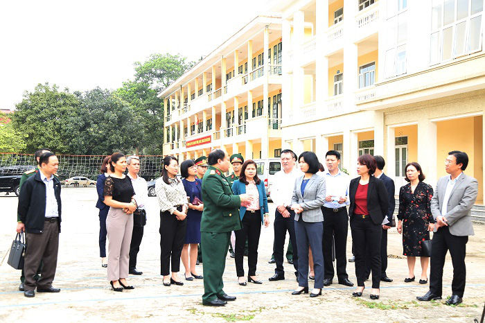  Đoàn khảo sát tại nơi dự kiến xây dựng bệnh viện dã chiến số 2. (Ảnh: hanoi.gov.vn). 