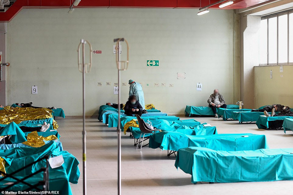   Một điểm kiểm tra khẩn cấp virus corona tại Bệnh viện Dân sự ở Brescia.  