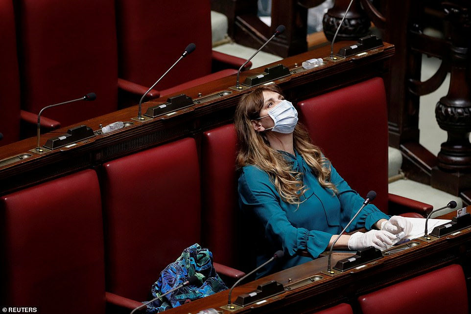   Bà Maria Teresa Baldini, quan chức Rome đeo khẩu trang và găng tay y tế trong quốc hội.  