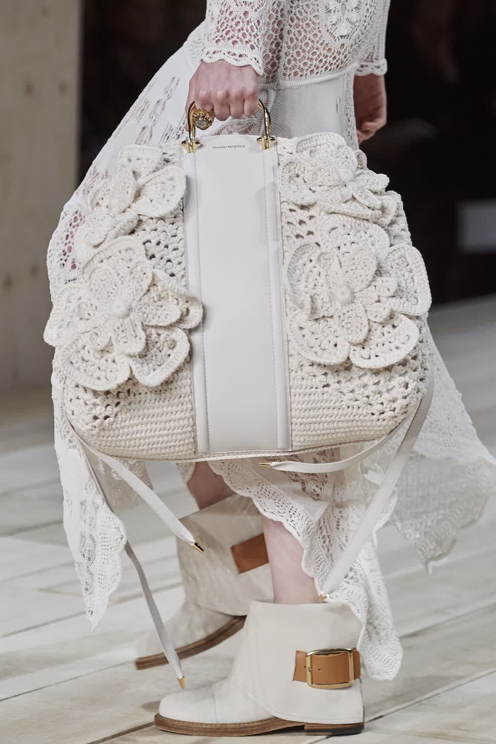   Mẫu túi xách da với lớp len móc bọc bên ngoài từ BST Xuân – Hè 2020 của Alexander McQueen. (Ảnh: Gorunway)  