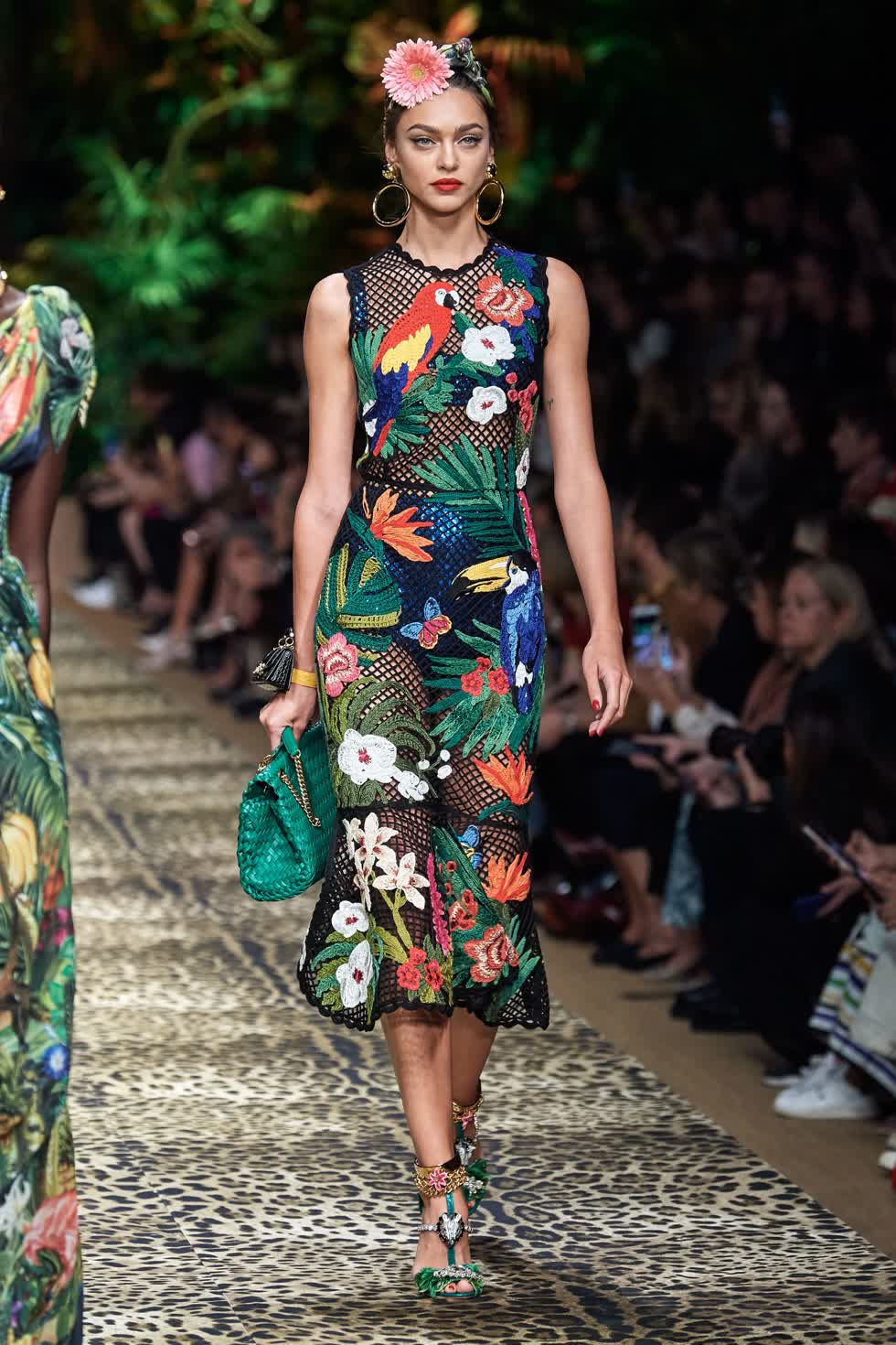 Với chủ đề khu rừng nhiệt đới, Dolce & Gabbana đã biến tấu chiếc đầm lưới bằng các chi tiết đan sặc sỡ, sống động. (Ảnh: Gorunway)