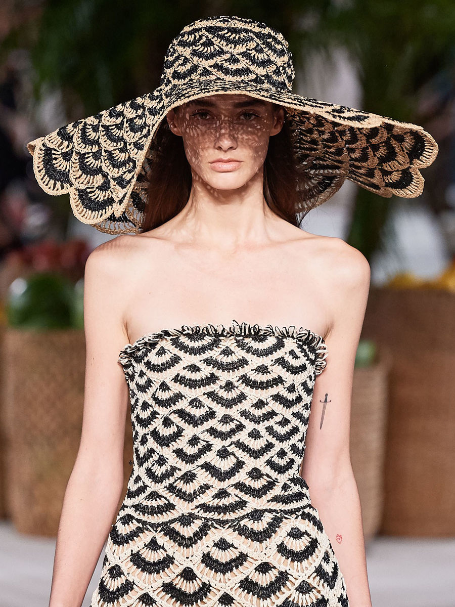 Ngoài túi xách, Oscar de la Renta còn giới thiệu thiết kế mũ rộng vành đan móc đồng bộ với trang phục. (Ảnh: Gorunway)