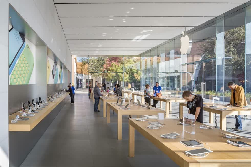 Apple hạn chế cho khách đeo thử AirPods và Apple Watch tại cửa hàng để tránh virus Corona