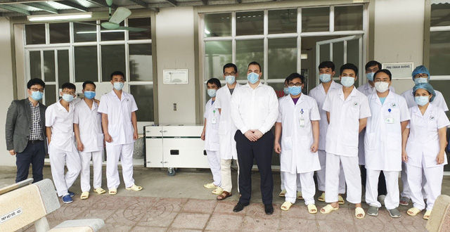 Bác sĩ Nguyễn Ngọc Sơn và ông Rob De Zwart, chuyên gia cao cấp của tập đoàn Y tế Deconta (Đức) cùng đội ngũ bác sĩ tại phòng cách ly Bệnh viện Đa khoa Đức Giang - Hà Nội, ngày 12/3.