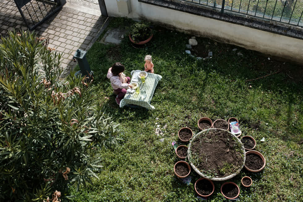   Bé Bianca với một con búp bê bên ngoài căn nhà ở San Fiorano. Ảnh: Reuters.  