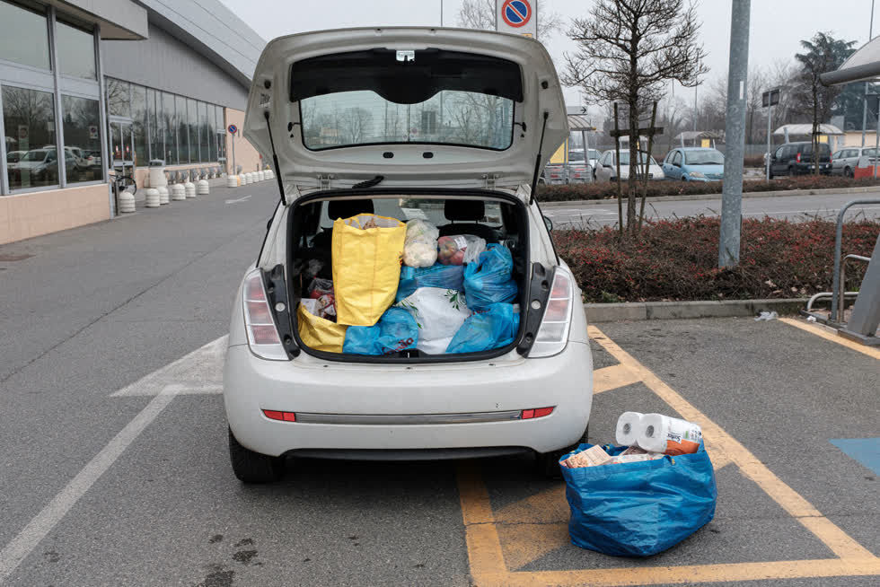   Thân xe của Marzio Toniolo đầy túi sau chuyến đi đến siêu thị ở Codogno, Ý, vào ngày 25/2. Ảnh: Reuters.  