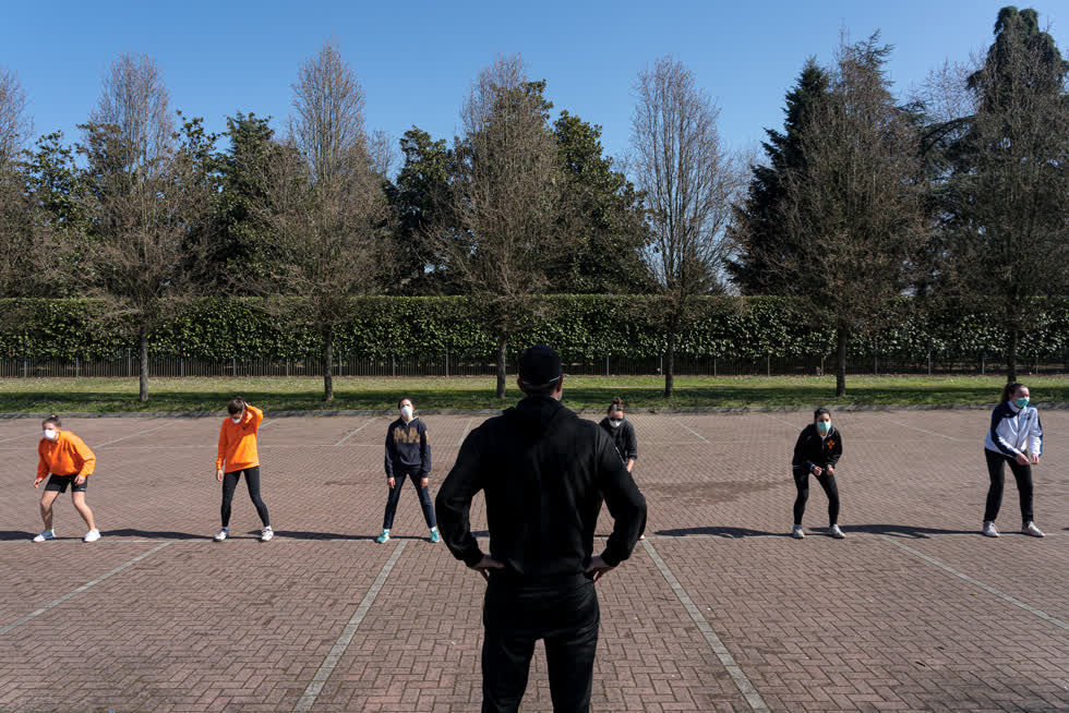   Các thành viên của một đội bóng chuyền trẻ đeo khẩu trang và đứng cách nhau ít nhất 1 mét khi họ tập luyện ở Codogno vào ngày 7/3. Ảnh: Reuters.  