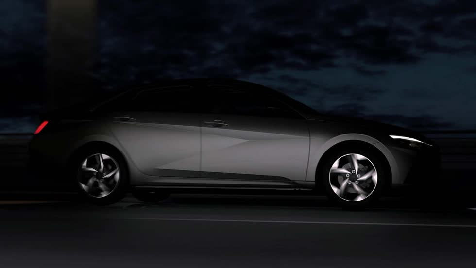 Hyundai Elantra 2021 có những đường cắt sắc sảo trên sườn xe.