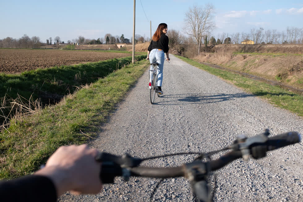   Toniolo đi đạp xe cùng vợ, Chiara, vào ngày 7/3. Ảnh: Reuters.  