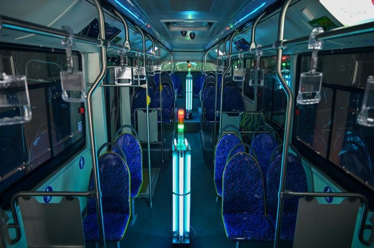 Diệt khuẩn xe buýt bằng đèn cực tím, giúp rút ngắn quy trình làm sạch còn 5 phút, thay vì 40 phút như trước đây. 