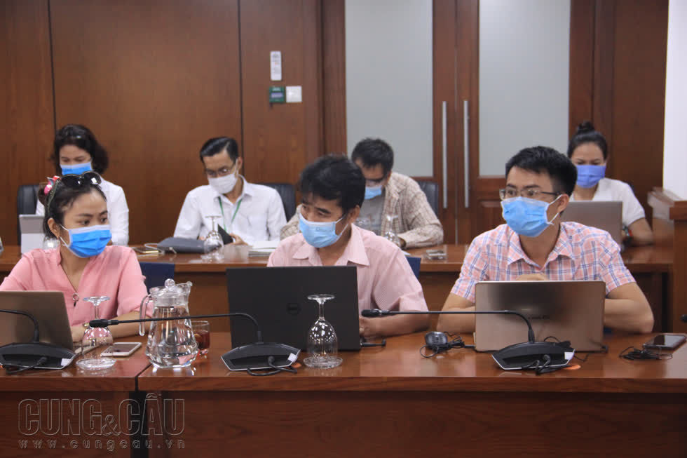 Tại cuộc họp, tất cả các phóng viên, nhà báo đều đảm bảo trang bị khẩu trang cá nhân, phòng ngừa lây nhiễm.
