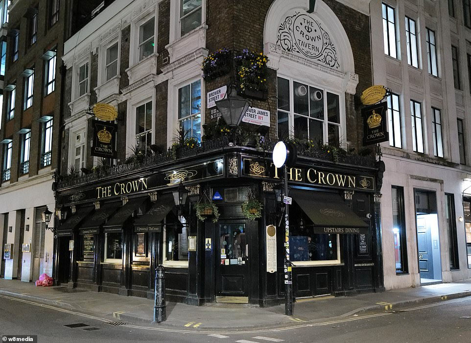   Crown, một quán rượu nổi tiếng, dường như không mở cửa trên những con đường vắng vẻ ở West End vào tối thứ 16/3.  
