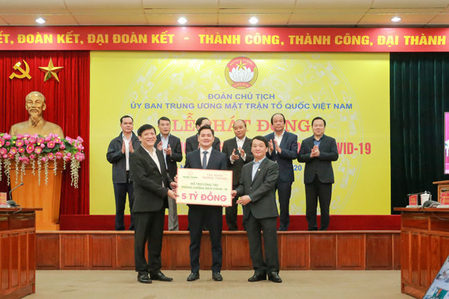   Thủ tướng Nguyễn Xuân Phúc và các đại biểu chứng kiến đại diện Tập đoàn Hưng Thịnh trao bảng tượng trưng 5 tỷ đồng ủng hộ công tác phòng, chống dịch Covid-19.  