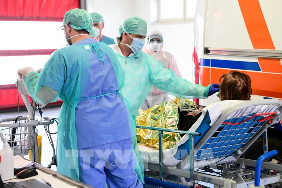 Nhân viên y tế điều trị cho bệnh nhân nhiễm COVID-19 tại bệnh viện Brescia Poliambulanza ở vùng Lombardy, Italy ngày 17/3/2020. Ảnh: AFP/TTXVN