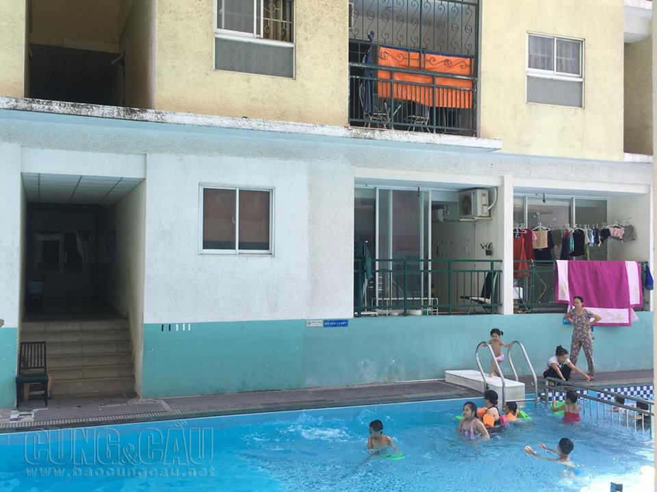 Tiện ích hồ bơi ở chung cư Khang Gia cũng bị chiếm dụng.
