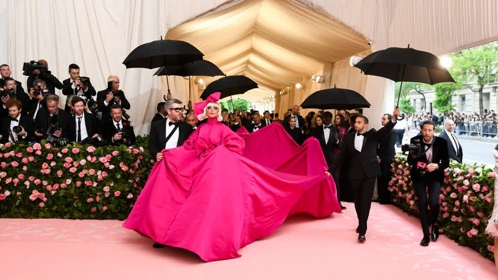 Lady Gaga trên thảm đỏ Met Gala 2019. (Ảnh: The New York Times)