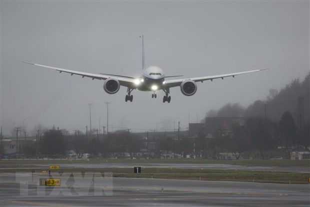   Máy bay Boeing 777X hạ cánh sau chuyến bay thử nghiệm đầu tiên tại Seattle, Washington ngày 25/1/2020. Ảnh: AFP/TTXVN.  