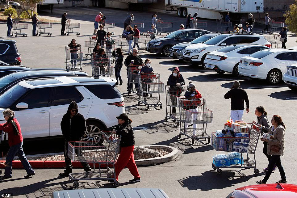   Dòng người xếp hàng dài qua bãi đậu xe để chờ đợi để mua vật dụng cần thiết trong bối cảnh dịch COVID-19  tại Costco, Las Vegas vào ngày 14/3.  