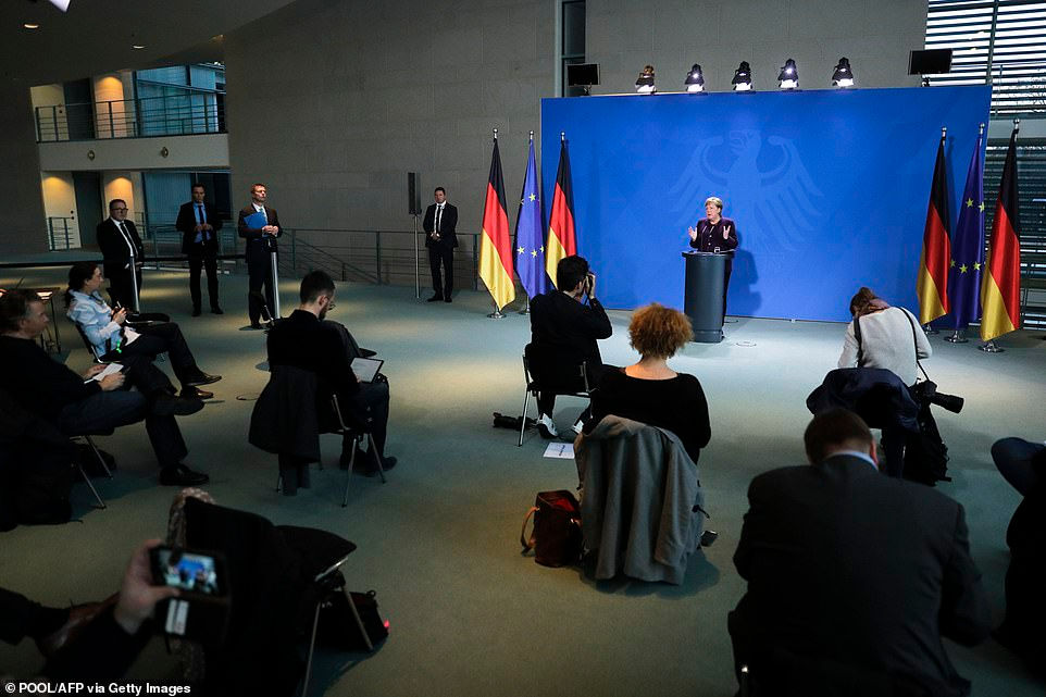   Thủ tướng Đức Angela Merkel đưa ra tuyên bố báo chí về virus corona, nơi số lượng nhà báo hạn chế được phép tham dự và phải ngồi cách xa nhau tại văn phòng Thủ tướng, ở Berlin hôm thứ 16/3.  