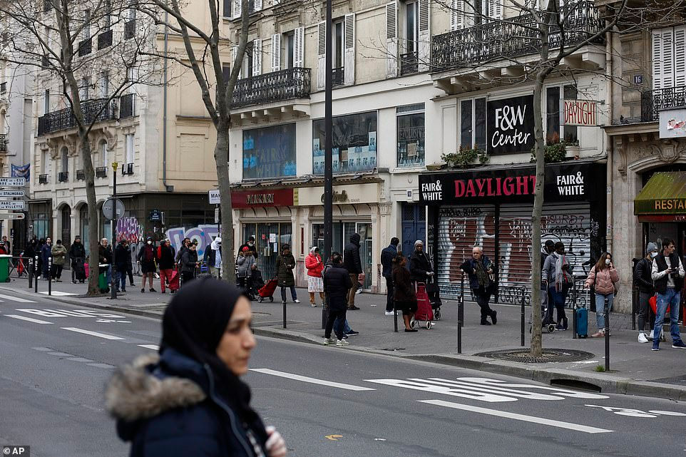   Người mua hàng xếp hàng bên ngoài một siêu thị ở Paris. Pháp có hơn 9.100 trường hợp được xác nhận nhiễm virus corona và 264 trường hợp tử vong. Nước này cũng đã áp đặt các biện pháp phong tỏa.  