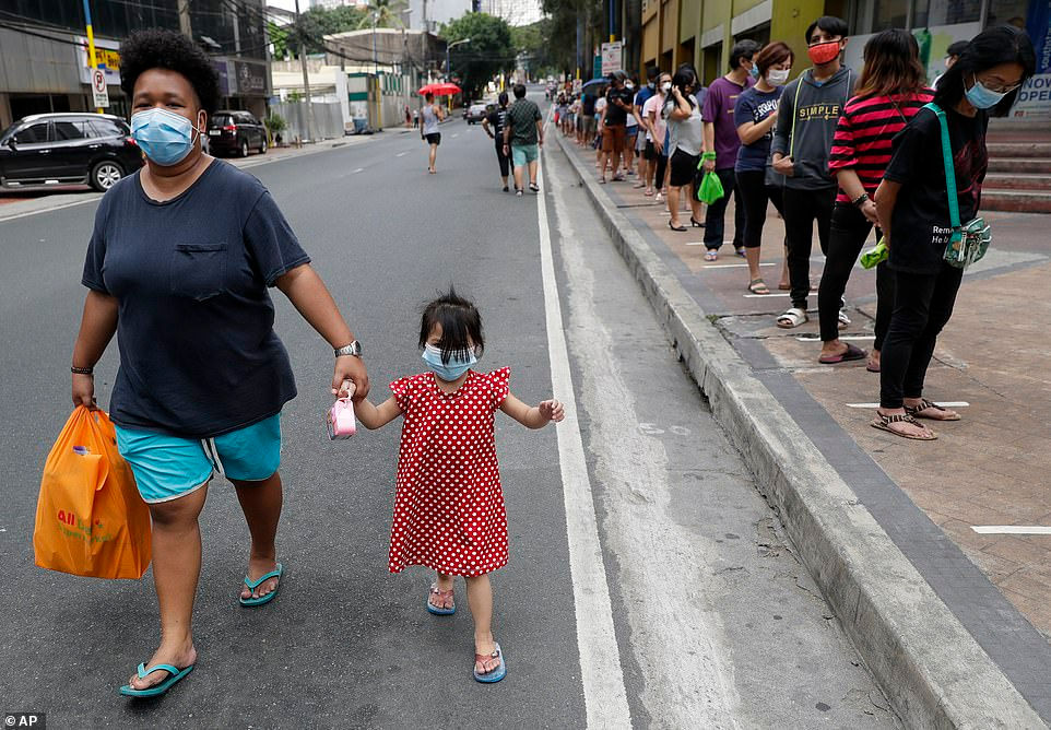 Người dân bên ngoài một siêu thị tại Manila, Philippines, trong khi chính phủ thực hiện kiểm dịch tại chỗ như một biện pháp phòng ngừa sự lây lan của virus corona.