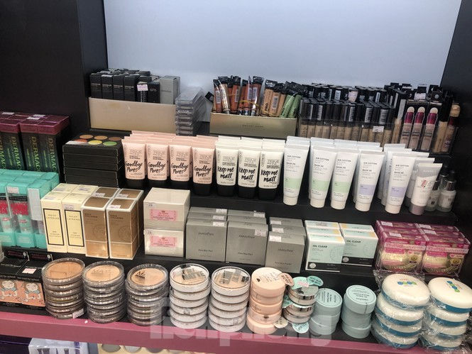 Nhiều sản phẩm tại cửa hàng Ansan Cosmetics có dấu hiệu giả nhái thương hiệu. Ảnh: Tiền Phong