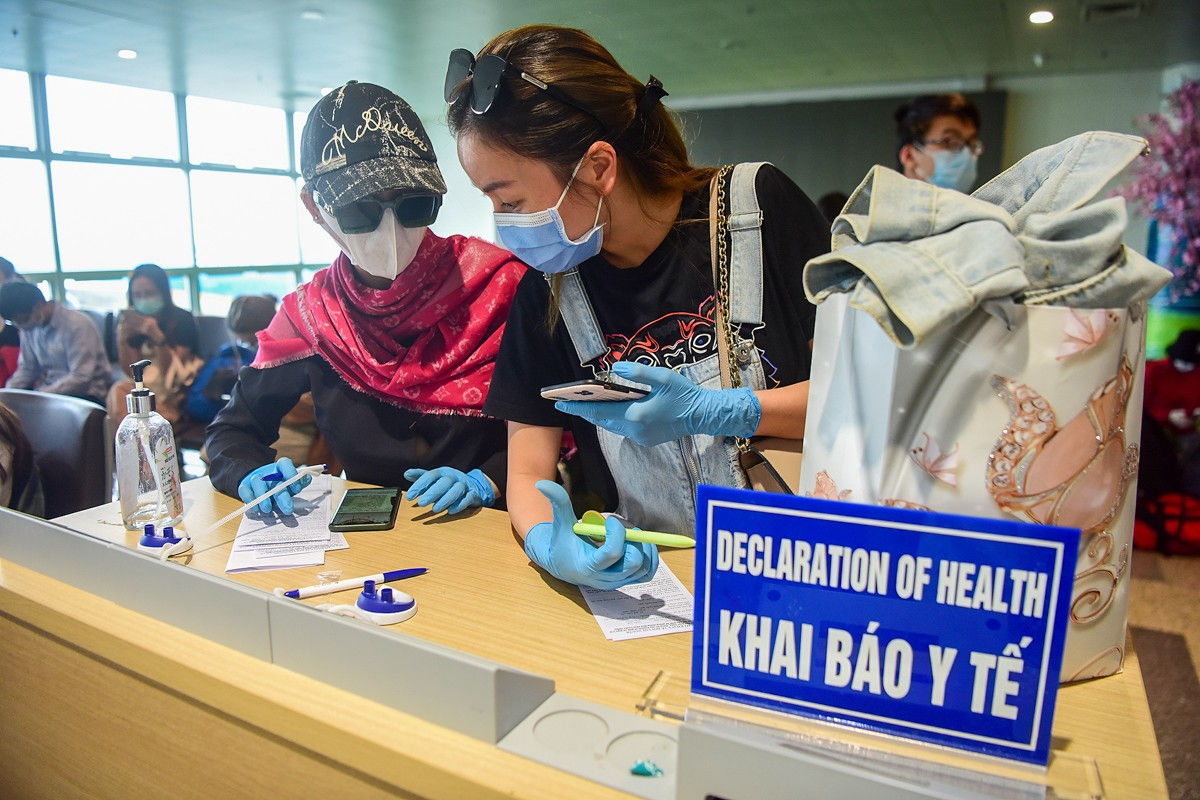 Hành khách nhập cảnh tiến hành khai báo y tế tại Sân bay Quốc tế Nội Bài. Ảnh: VNE 