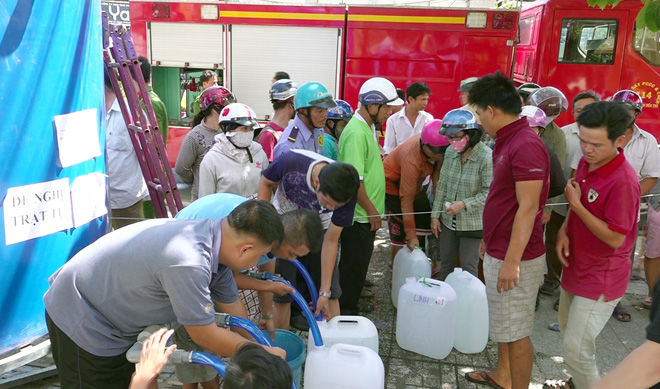 Phòng Cảnh sát PCCC &CNCH, Công an tỉnh Bến Tre phối hợp với Công ty Cấp thoát nước Bến Tre tổ chức cấp phát miễn phí 5.000 lít nước ngọt sinh hoạt cho Nhân dân ở khu vực phường Phú Tân (TP Bến Tre). Ảnh: báo Tổ Quốc.