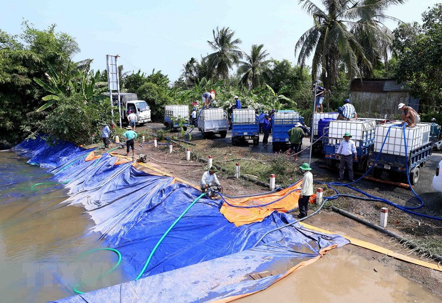 Một địa điểm cung cấp nước ngọt miền phí cho người dân tại cầu Ông Nghiệm, xã Thanh Hòa, thị xã Cai Lậy, tỉnh Tiền Giang. Ảnh: TTXVN