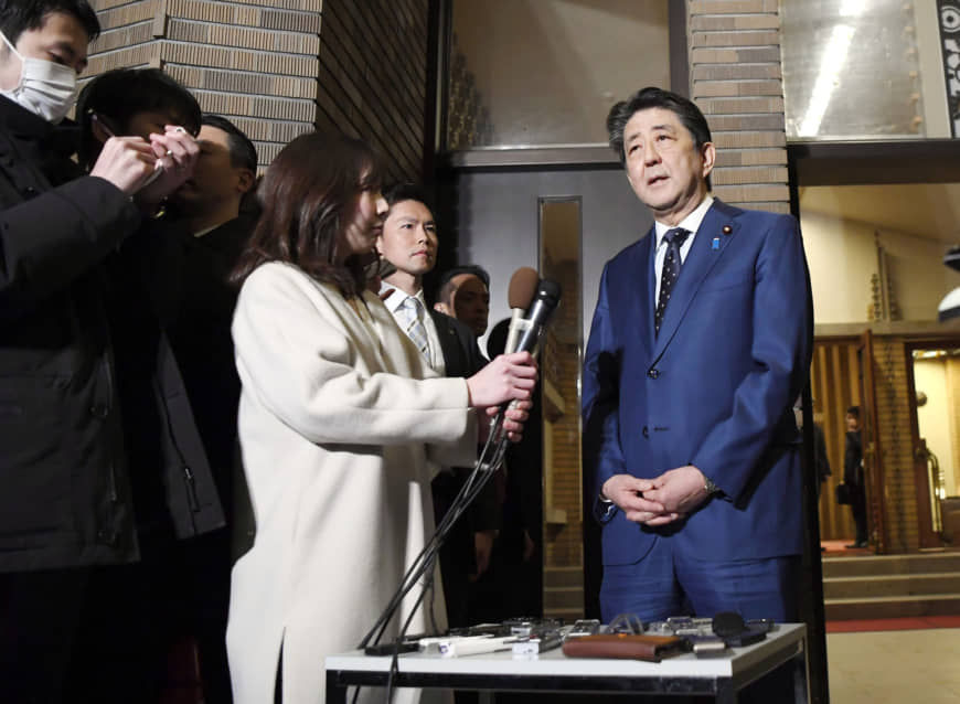   Thủ tướng Nhật Bản Shinzo Abe phát biểu với phóng viên tại Tokyo, Nhật Bản chiều 24/3.  