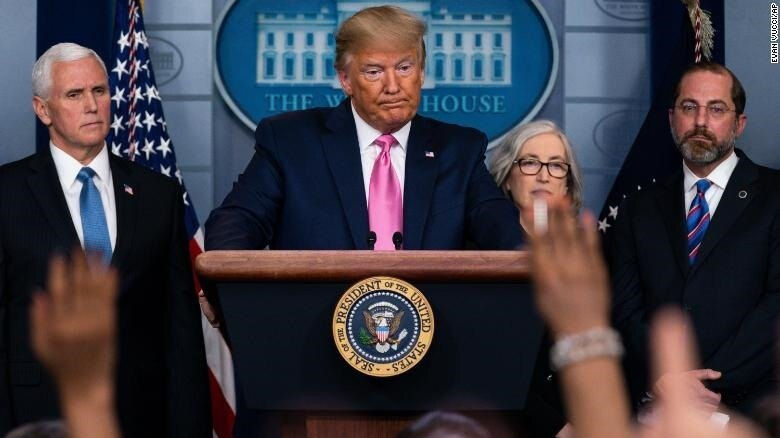 Ông Trump họp báo ở Nhà Trắng.