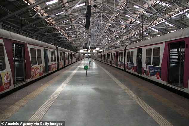   Một nhà ga đường sắt trống ở Mumbai khi thủ tướng Narendra Modi tuyên bố phong tỏa quốc gia để ngăn chặn sự lây lan của virus corona.  