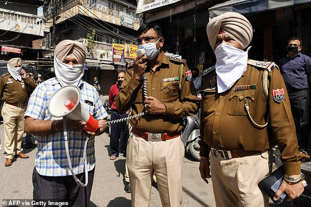   Trong khi đó, cảnh sát tại thành phố đông dân Ghaziabad, bang Uttar Pradesh, đã đi tuần tra trên các con đường với loa phát thanh yêu cầu mọi cư dân ở yên trong nhà.    