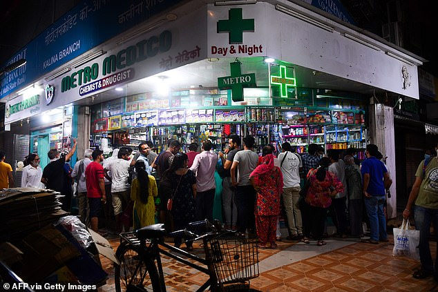   Mọi người tập trung tại một hiệu thuốc để mua vật tư theo thông báo của Thủ tướng Ấn Độ về việc phong tỏa toàn quốc do chính phủ áp đặt.  