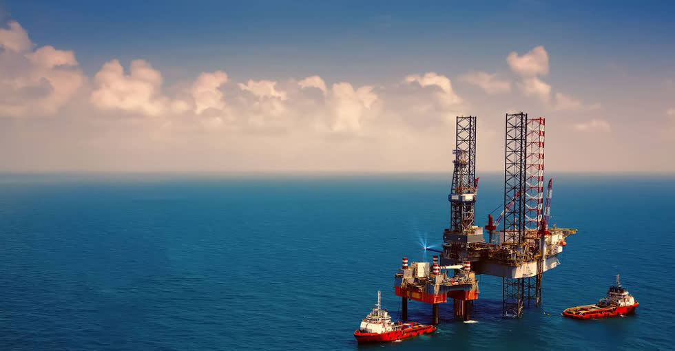 Giá xăng dầu tăng gần 4%, sau gói hỗ trợ trị giá 2.000 tỉ USD