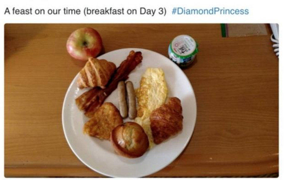Một suất ăn trên thuyền Diamond Princess bao gồm bánh ngọt, hoa quả và đồ uống. 