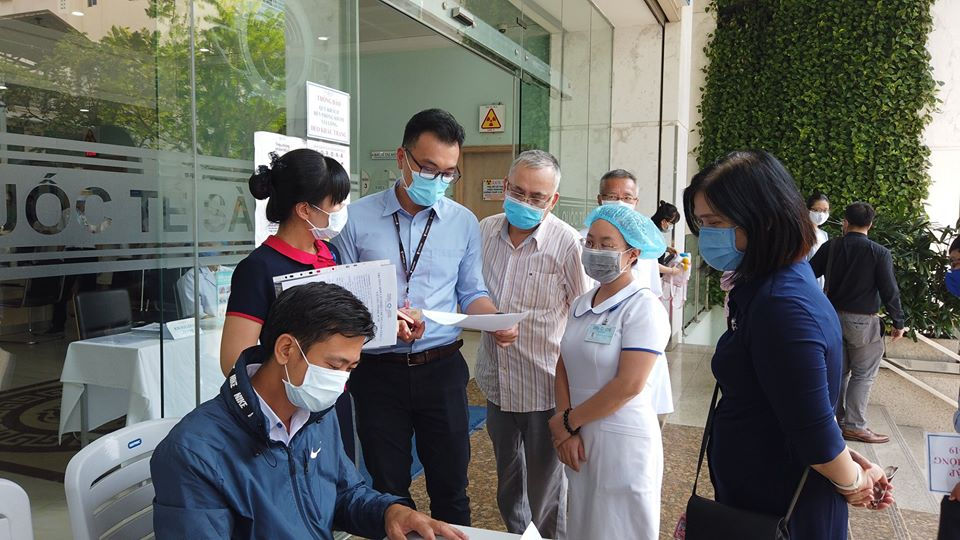   Tại Bệnh viện Tai mũi họng Sài Gòn và Phòng khám Đa khoa Quốc tế Sài Gòn đã triển khai khu vực dành cho khách hàng khai báo y tế khi đến khám bệnh tại đây.  