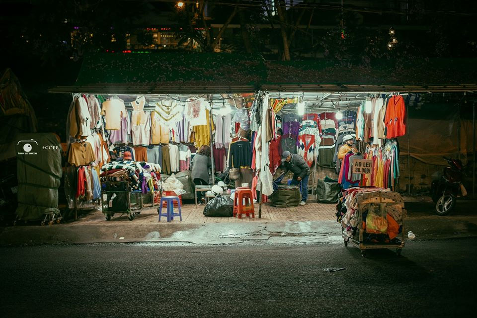 Một sạp kinh doanh quần áo, đồ lưu niệm tại chợ đêm Đà Lạt dọn hàng ra lúc 7h tối.