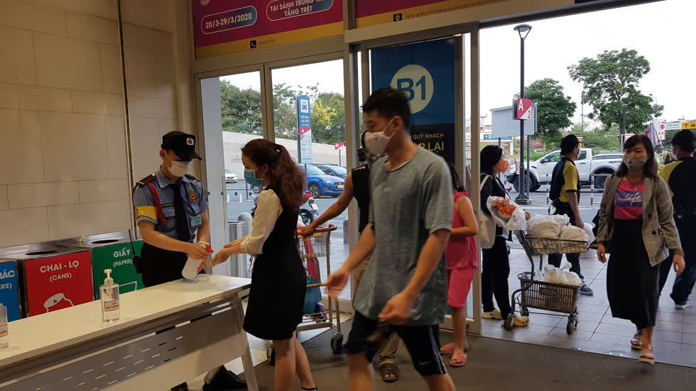 Người tiêu dùng bắt buộc rửa tay trước khi vào siêu thị - Ảnh: Cẩm Viên