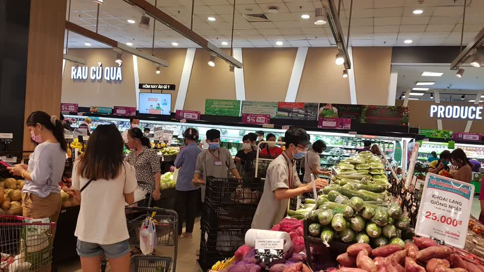 Nhân viên siêu thị không để hàng hóa thiếu khi người dân mua sắm - Ảnh: Cẩm Viên. 