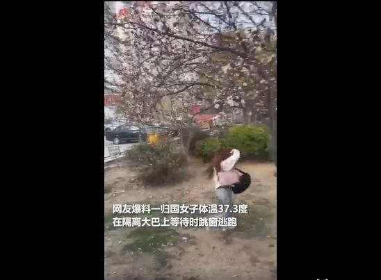 Trong video dài 16 giây, một nữ du học sinh đã bất ngờ ôm balo, nhảy khỏi cửa xe để trốn. Ảnh cắt từ clip. 