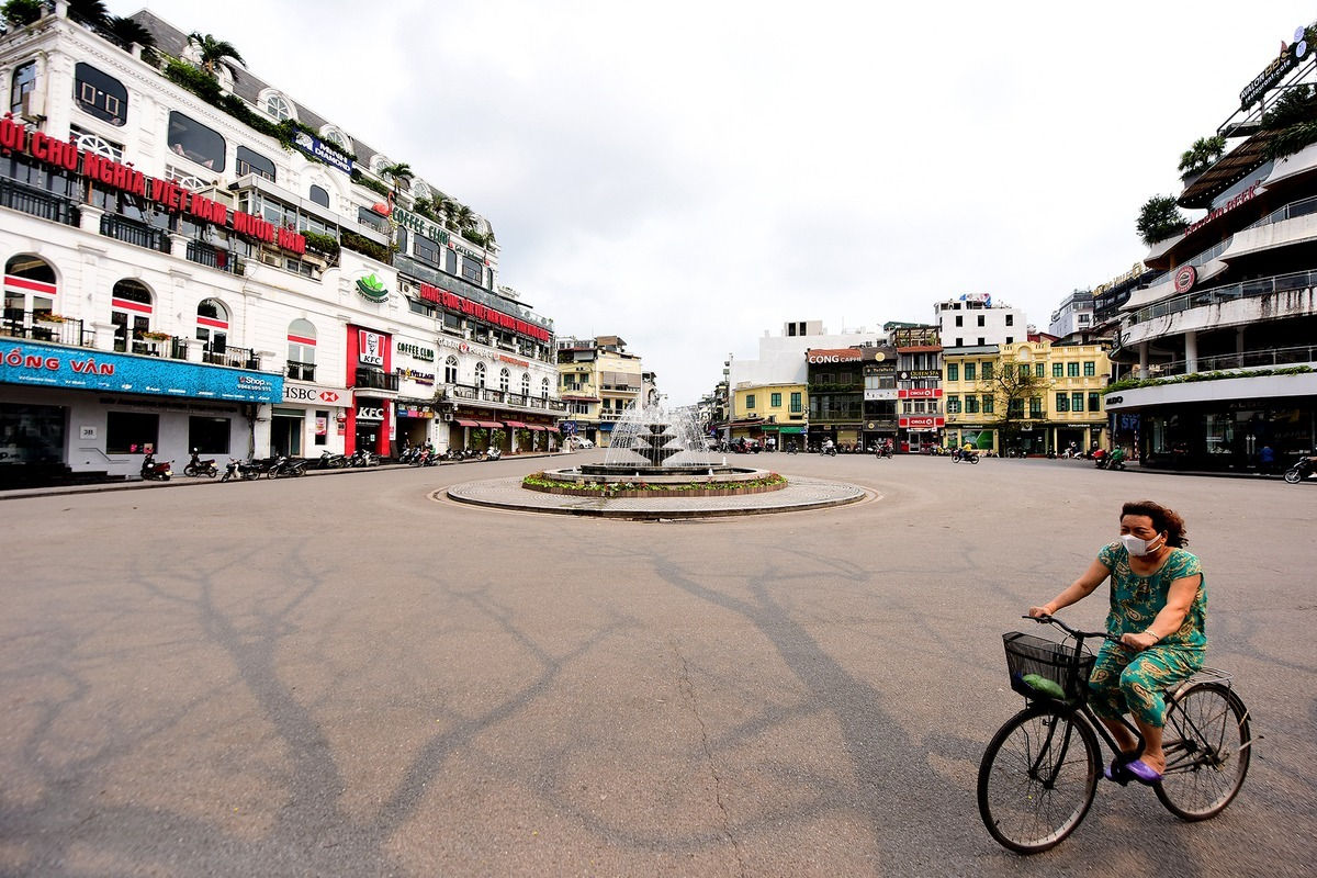 Nhiều tuyến phố ở thủ đô Hà Nội nhiều ngày qua đã vắng người đi lại. Ảnh: Vnexpress.  