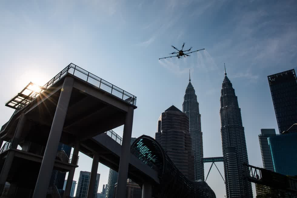 Máy bay không người lái đang phun thuốc khử trùng tại Kuala Lumpur, Malaysia. Ảnh: AFP.
