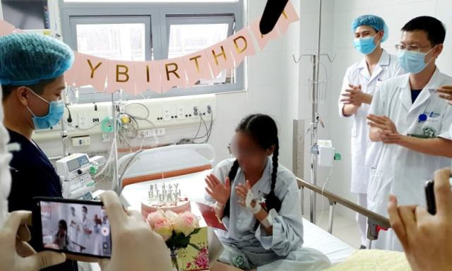 Trở về từ cửa tử và như được sinh ra lần thứ 2, nữ sinh H.M không giấu được niềm vui, cảm xúc khi được các bác sĩ, y tá tại BV Bạch Mai tổ chức sinh nhật lần thứ 18 cho mình. 