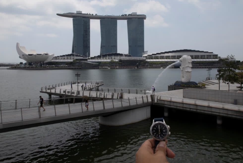     Buổi trưa tại công viên Merlion ở Singapore. 