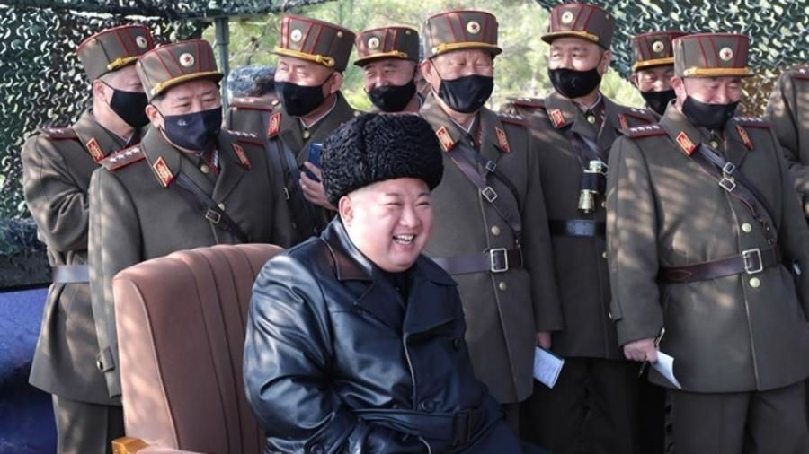   Nhà lãnh đạo tối cao của Triều Tiên Kim Jong-un kiểm tra quân đội trong bối cảnh dịch COVID-19 đang lan rộng khắp nơi. Ảnh: AFP  
