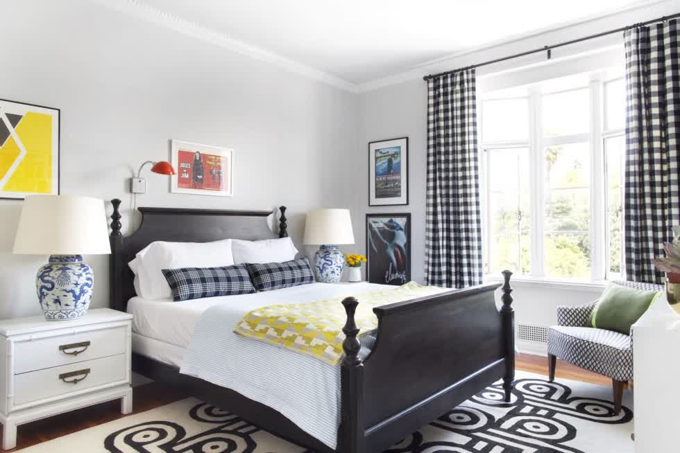 Màu kem trắng đối lập đen của giường ngủ giúp phòng ngủ trở nên nổi bật và thu hút hơn bao giờ hết.