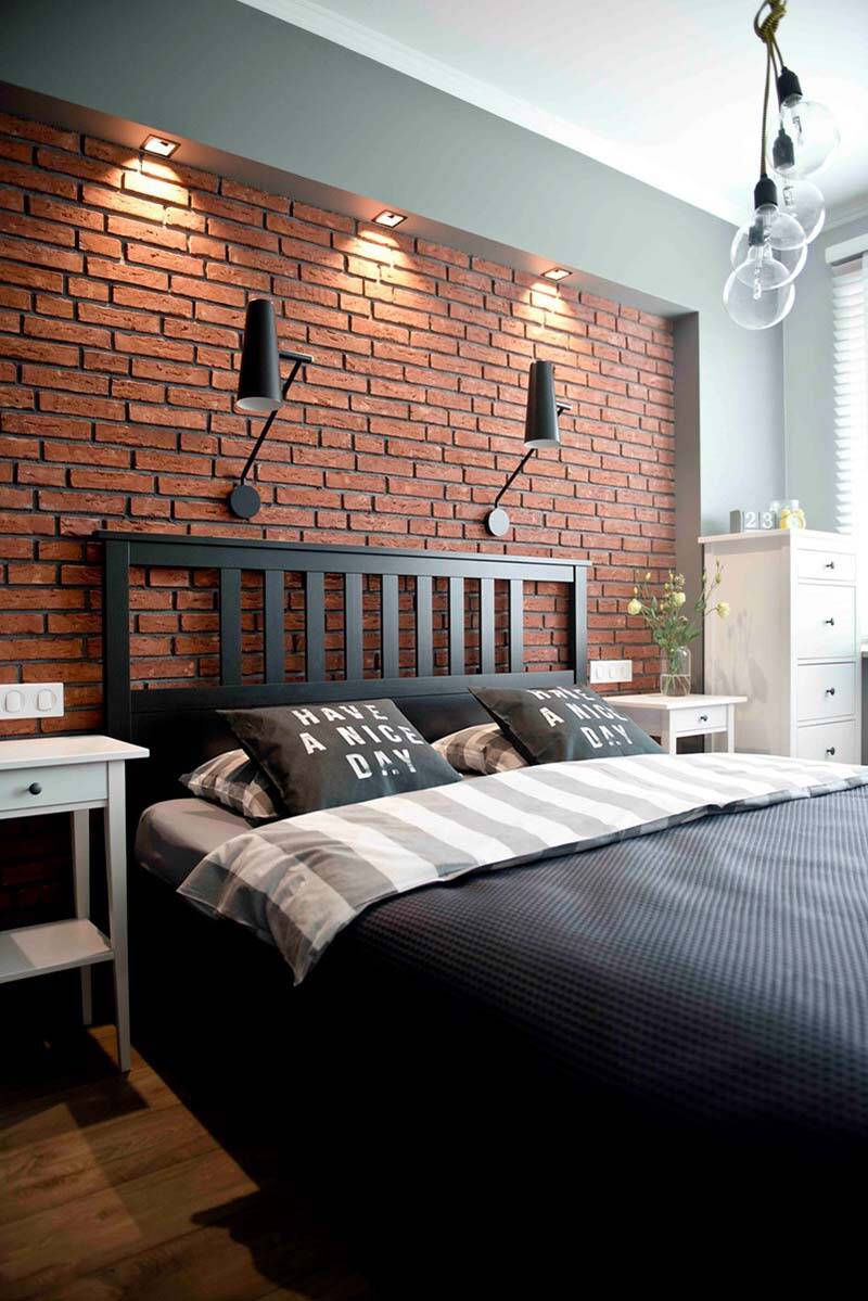 Màu của gạch đất nung trang trí tường ở đầu giường mang lại nét thân thuộc cho phòng ngủ.