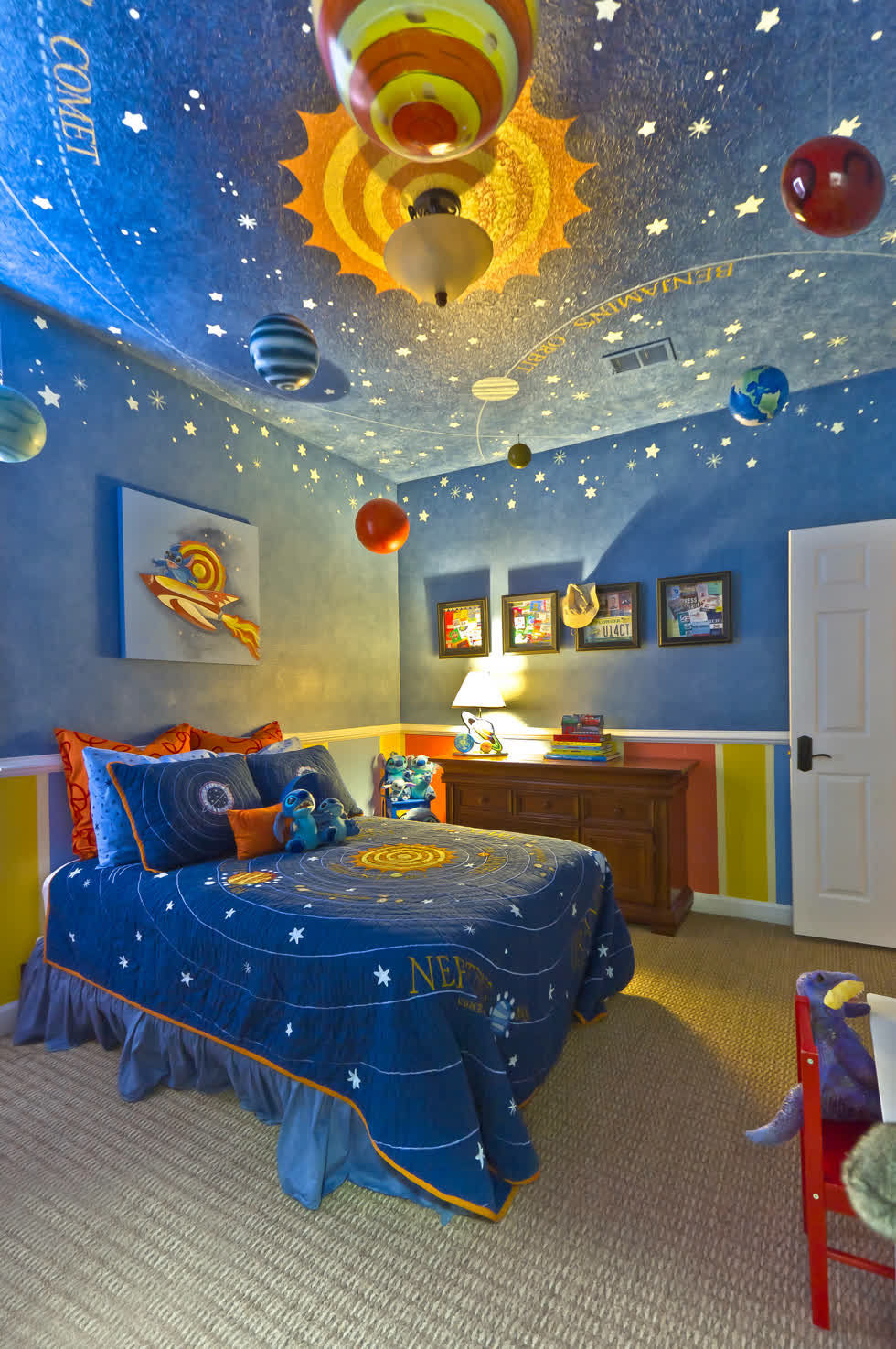 Thiết kế phòng ngủ bé trai với chủ đề vũ trụ không gian.